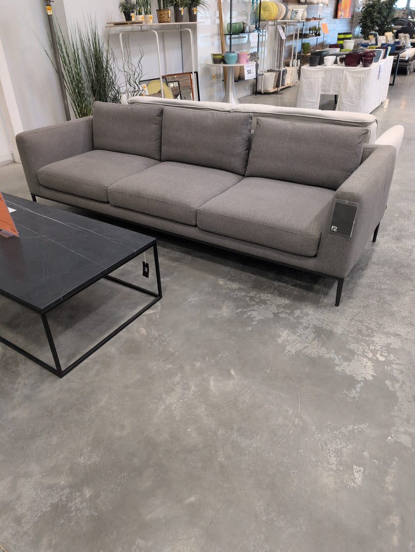 Oma Sofa in Pepper