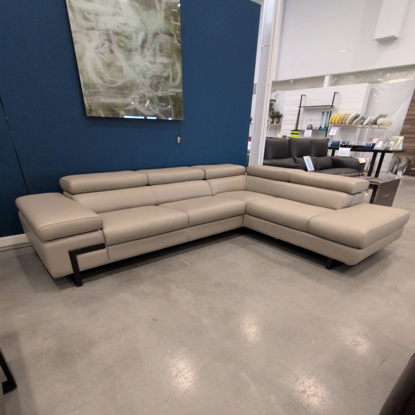 i868 RHF Sectional in Smoke