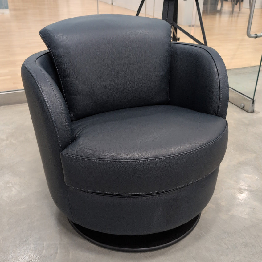 i743 Swivel Armchair in Navy